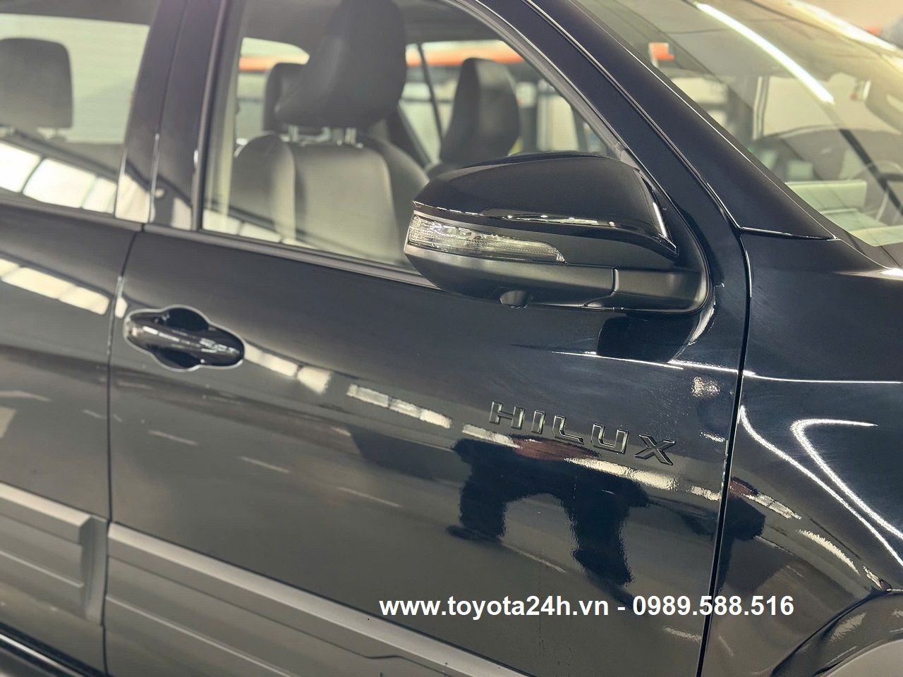 toyota-hilux-2.8AT-4x4-2026-mau-den-guong-xe